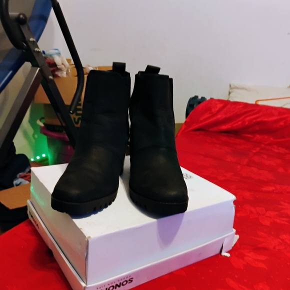 UGG Women’s Hazel Boot - Black. Ankle Boots. Never Worn. Size 9.5 - Picture 2 of 8